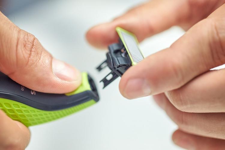 Триммер для бороды и усов Philips OneBlade QP2520/20 с 3 насадками-гребнями, зеленый, черный